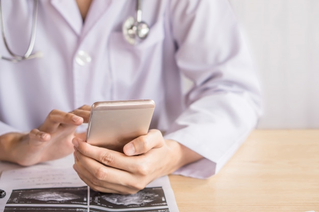 Ocho de cada diez españoles utiliza la IA para consultas médicas y seguimiento